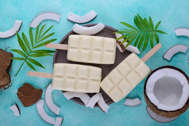 Photo healthy coconut ice cream popsicles