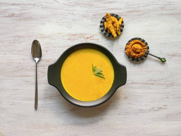 Photo healthy curcuma cream soup