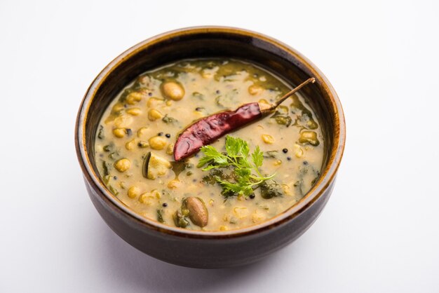 Dal palak sano o ricetta gialla di daal degli spinaci di toor conosciuta anche come patal bhaji in india, servita in una ciotola