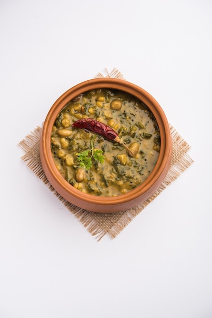 건강한 Dal Palak 또는 인도의 Patal Bhaji라고도 알려진 노란색 Toor Spinach Daal 조리법은 그릇에 제공됩니다.