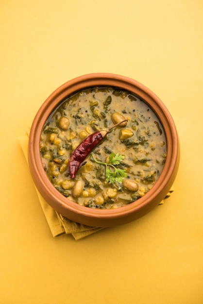 건강한 Dal Palak 또는 인도의 Patal Bhaji라고도 알려진 노란색 Toor Spinach Daal 조리법은 그릇에 제공됩니다.