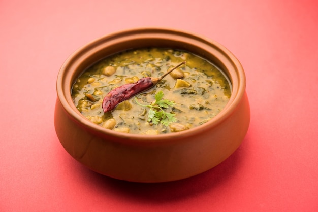 건강한 Dal Palak 또는 인도의 Patal Bhaji라고도 알려진 노란색 Toor Spinach Daal 조리법은 그릇에 제공됩니다.