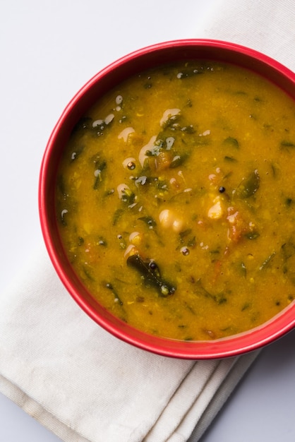 Sano dal palak o giallo toor spinaci daalâ ricetta conosciuta anche come patal bhaji in india, servita in una ciotola