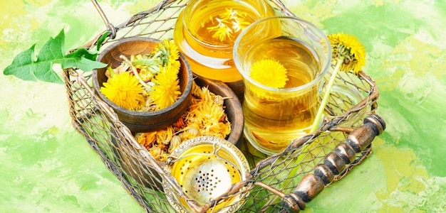 健康的なタンポポの蜂蜜と紅茶