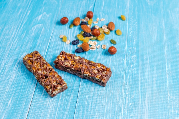 Photo healthy delicios granola bars with chocolate,muesli bars with nuts and dry fruits,top view