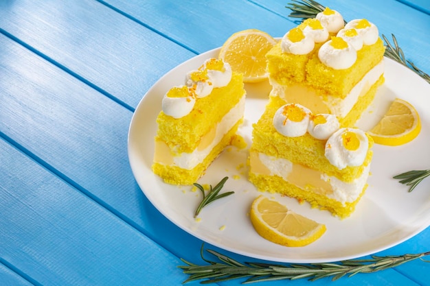 Foto dessert sano torte al limone cibo moderno concetto minimo nel fuoco selettivo del caffè e del ristorante