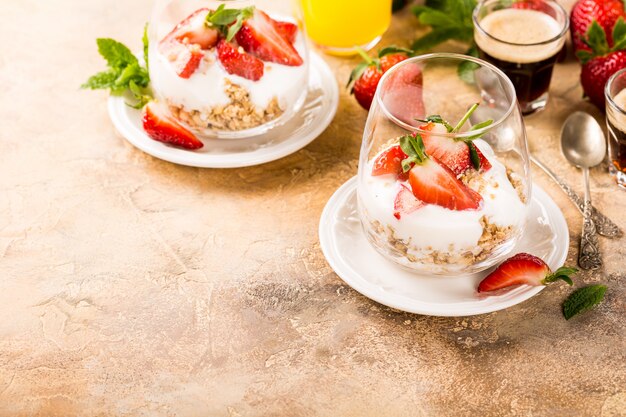 Foto dessert sano con muesli e frutti di bosco