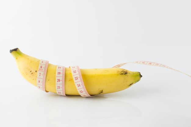 健康的なダイエットの概念、バナナと測定テープ