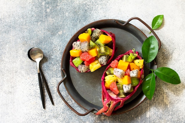 Здоровая диета Детокс фруктовый салат летом в миске с фруктами дракона Вид сверху плоская планировка