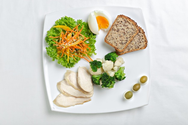 鶏肉の煮込み、ブロッコリーと野菜のサラダと健康的な食事