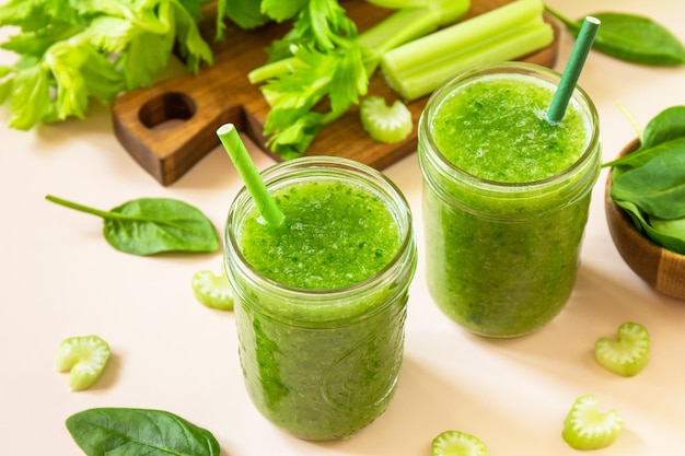 Dieta sana e nutrizione bevanda vegana e alcalina frullato fresco verde con sedano e spinaci