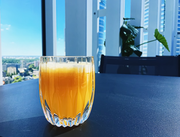 Bevanda sana, vitamine, menu di bevande, succo d'arancia fresco in un ristorante di lusso all'aperto, servizio di ristorazione e concetto di colazione in hotel hotel