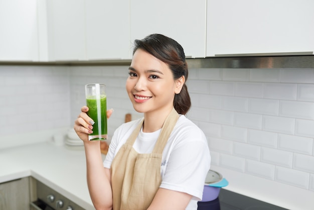 Bevanda salutare. sorridente ragazza nera tenendo il bicchiere, bevendo un delizioso frullato detox, copyspace