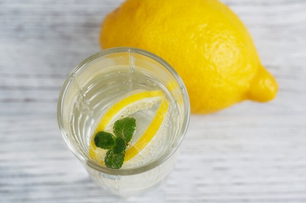 Photo healthy drinks.  lemonade with fresh lemon on wooden table