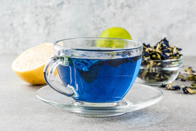 健康ドリンク、ライムとレモンのオーガニックの青い蝶エンドウ豆の花茶