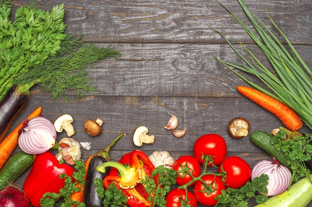 Здоровое питание фон. Пищевая фотография разных овощей на темном фоне дерева