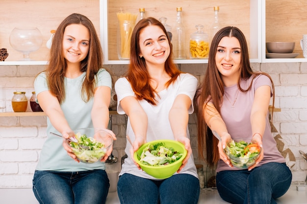 健康的な食事。バランスの取れたダイエット食品と女性のフィットネス。ボウルに野菜サラダを持っている女性。