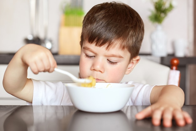 健康的な食事と子供の概念。