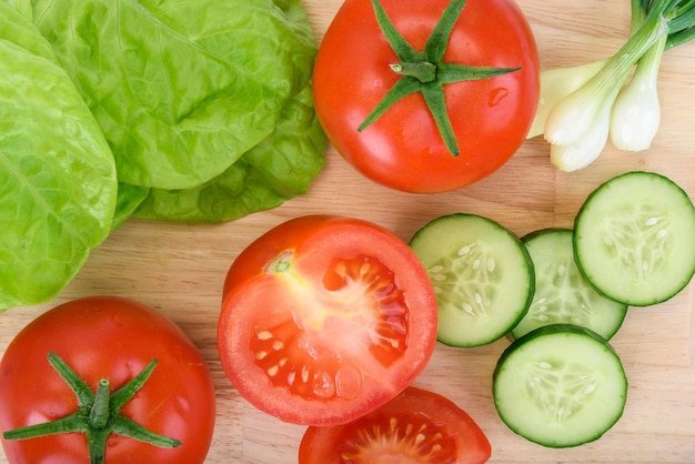 クローズアップの木製まな板上のさまざまな新鮮な有機野菜の健康的な食事の概念の上面図