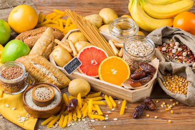 Mangiare sano, dieta, concetto di cibo equilibrato. assortimento di alimenti senza glutine su un tavolo di legno