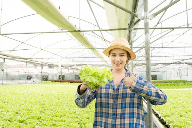 건강 한 식습관, 다이어트, 채식 음식과 사람들 개념-시금치를 들고 아시아 젊은 여자 손의 닫습니다