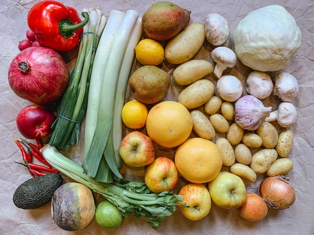 건강한 식습관 식료품 쇼핑 또는 신선한 과일과 채소 배달 비타민이 풍부한 채소