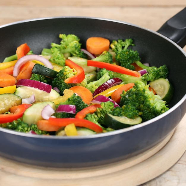 Photo healthy eating vegetables meal in cooking pan