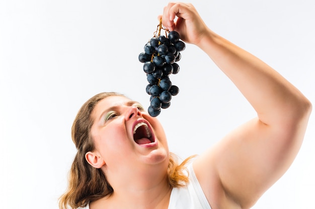 Здоровая еда - женщина с виноградом