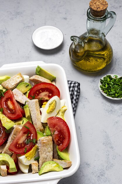 Photo healthy egg, chicken, avocado and tomato salad with olive oil