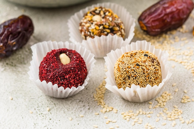 Photo healthy energy balls made of dried fruits and nuts healthy food