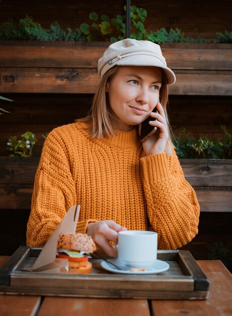 Photo healthy fast food. woman holding tasty looking hamburger with vegetables and chicken