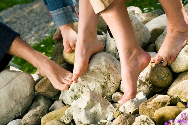 Здоровые ноги - на камнях