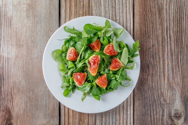 Healthy fig salad with lamb's lettuce and arugula and other vegetables.