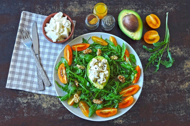 arugula, 아보카도, 죽은 태아 및 노란 체리 토마토와 건강 휘트니스 샐러드. 아보카도, 아루 굴라, 화이트 치즈 샐러드 용 레시피. 채식 영양 샐러드. 케토 다이어트.