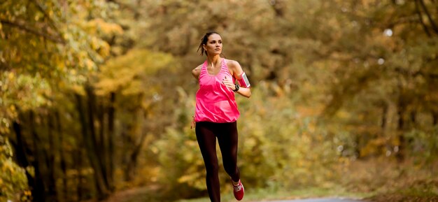 路地の屋外マラソンのための健康的なフィットネス女性のトレーニング