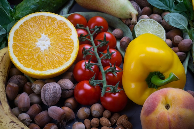 健康食品の背景、有機食品のフレーム。健康的な料理の材料：野菜、果物、ナッツ、スパイス
