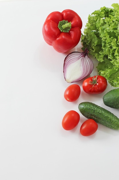 Sfondo di cibo sano cibo vegetariano vegano sano su banner bianco per lo spazio della copia supermercato alimentare per lo shopping e concetto di mangiare vegano pulito