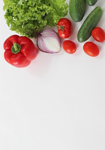 Sfondo di cibo sano cibo vegetariano vegano sano su banner bianco per lo spazio della copia supermercato alimentare per lo shopping e concetto di mangiare vegano pulito