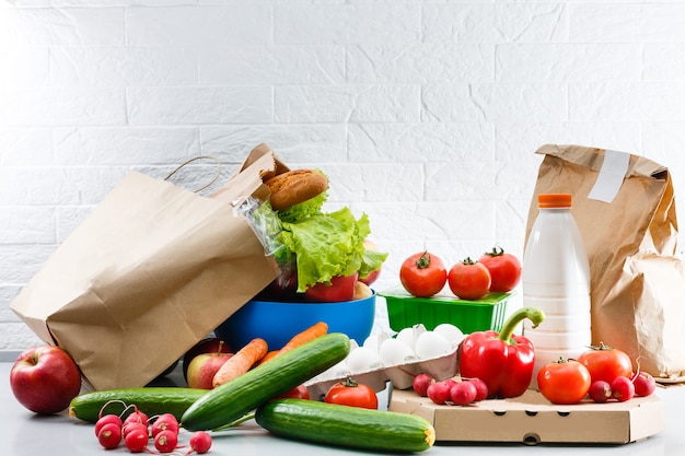 Sfondo di cibo sano, verdure, frutta, uova e latticini sul tavolo bianco, vista dall'alto