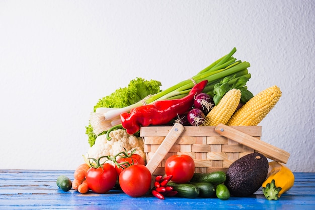 写真 健康な食べ物のバスケット