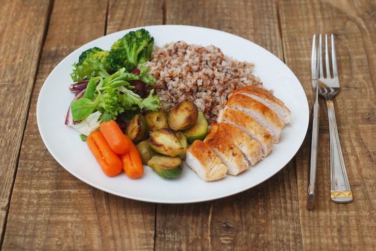Photo healthy food. buckwheat, chicken breast and vegetables. 