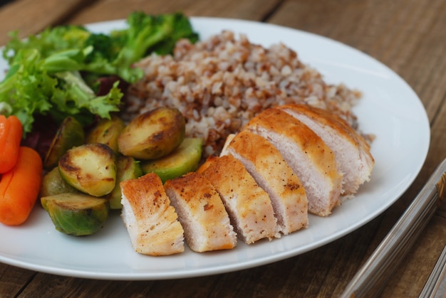 健康食品。そば、鶏の胸肉と野菜。