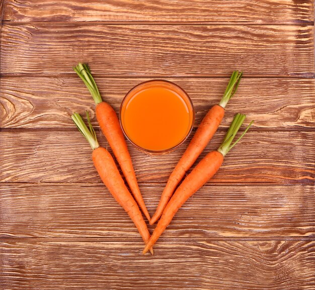 Photo healthy food - carrots and carrots juice