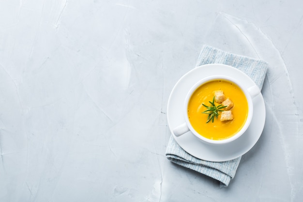 Здоровое питание, концепция чистого питания. Сезонные пряные осенние овощи сливочный суп из тыквы и моркови с ингредиентами на столе. Плоская планировка, копия космического фона