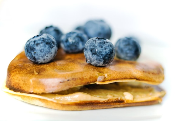 Photo healthy food concept displaying macro close up shot of pan cake with blueberries fruit and banana