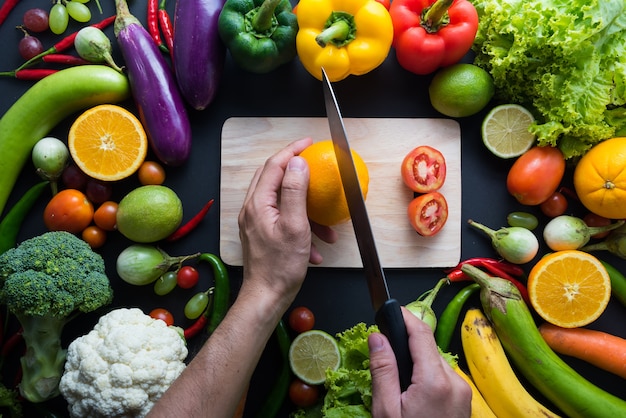 Concetto di cibo sano di verdure biologiche fresche e sfondo scrivania in legno.