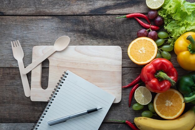 新鮮な有機野菜と木製の机の背景の健康食品のコンセプト。