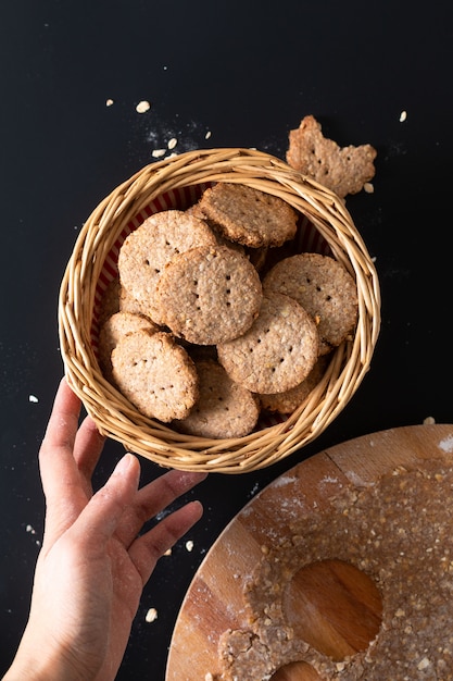 Foto concetto dell'alimento sano biscotti digestivi organici casalinghi della crusca d'avena e del grano con lo spazio della copia