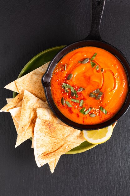 Foto concetto di cibo sano hummus di zucca in padella di ferro padella con spazio di copia