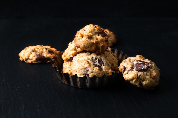 健康食品のコンセプト自家製トレイルミックス有機全粒エネルギーとチョコレートチップクッキー
